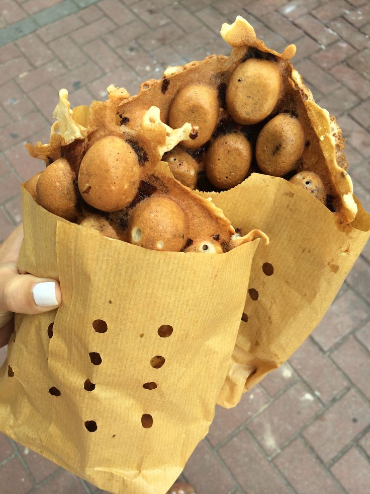 KEKINIAN: Egg waffle hangat dengan topping melimpah jadi camilan hits yang banyak diburu warga Malang.