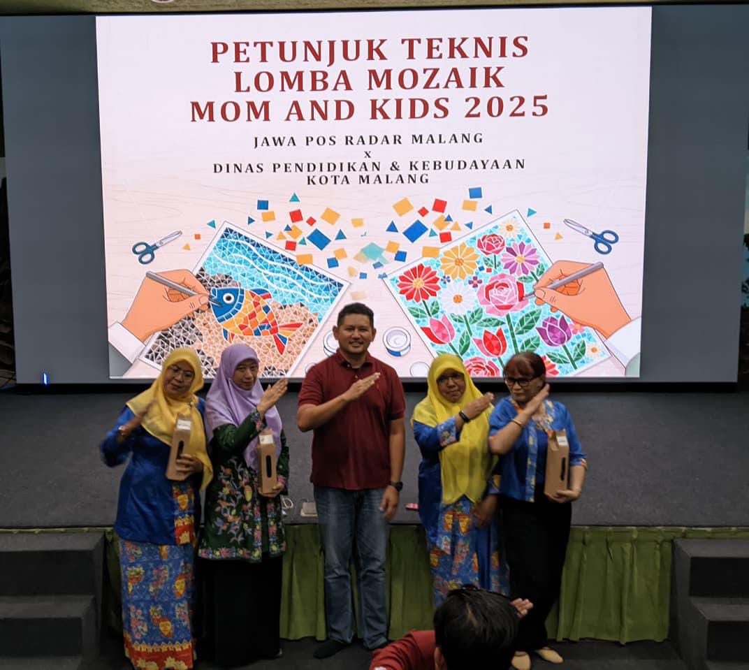 TERBAIK: Hadiah eksklusif dari Jawa Pos Radar Malang untuk kepala sekolah teraktif saat Roadshow Lomba Mozaik Mom & Kids 2025.