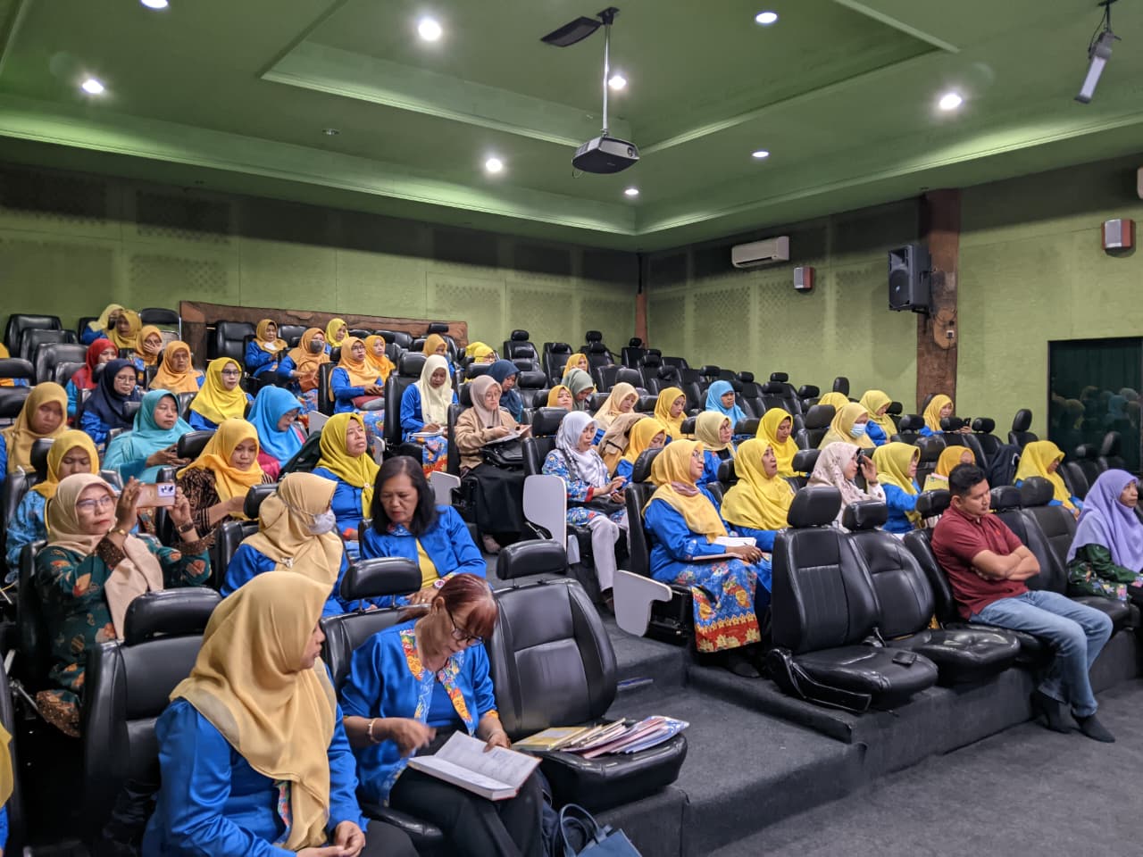ANTUSIAS : Sebanyak 117 kepala sekolah di PKG Kecamatan Blimbing antusias mensukseskan Lomba Mozaik Mom & Kids, Kamis (16/10).