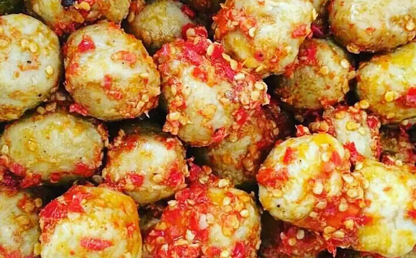 PEDAS NIKMAT: Seporsi bakso dengan kuah pedas tersaji di salah satu warung bakso di Kota Malang. Menu ini jadi favorit warga dan wisatawan pencinta pedas.