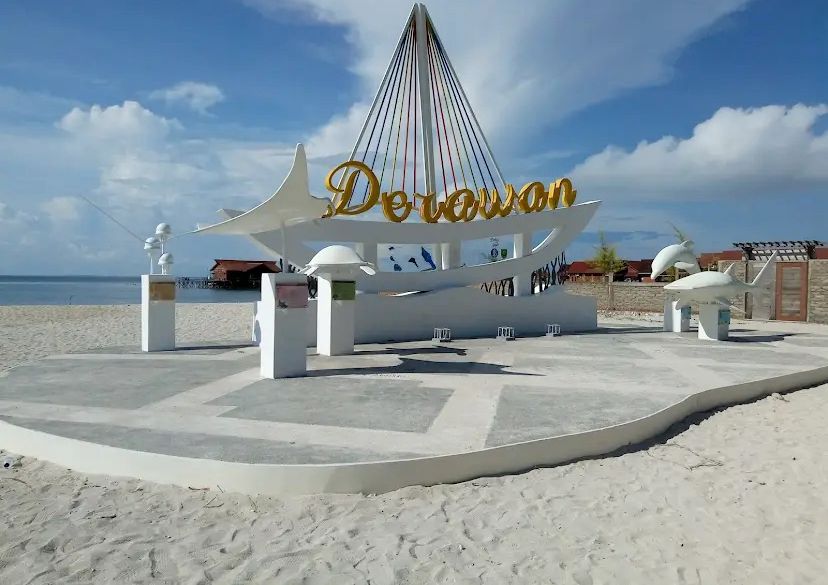 DESTINASI TROPIS: Panorama laut jernih dan pasir putih di Kepulauan Derawan jadi daya tarik utama wisatawan, termasuk warga Malang yang ingin liburan ke Kalimantan Timur.