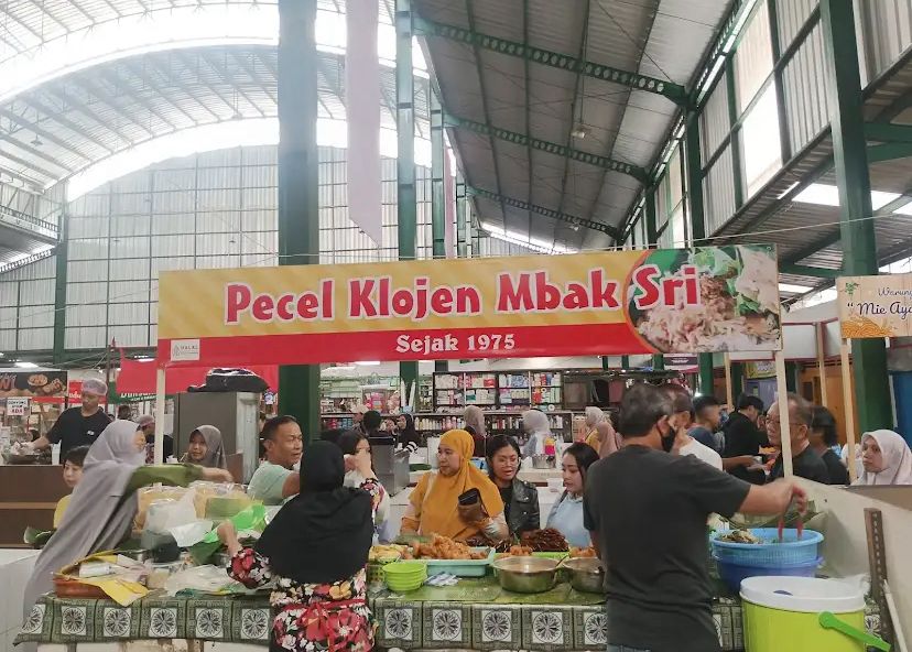 LEGENDARIS: Pedagang tengah melayani pembeli di kawasan Pasar Klojen, Kota Malang. Pasar ini dikenal memiliki beragam kuliner tradisional yang masih bertahan hingga puluhan tahun.