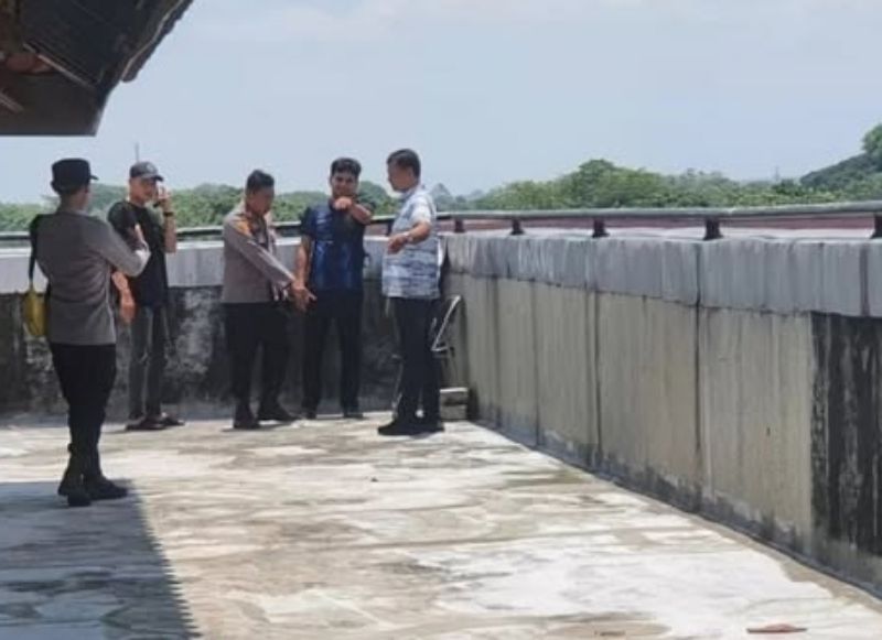 CEK TKP: Polisi saat menganalisa kejadian langsung di atap gedung atau lantai 5 kampus UIN Raden Mas Said Surakarta.