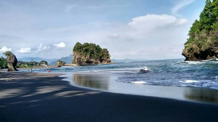 INDAH: Keindahan Pantai Licin dengan pasir hitam eksotis dan ombak besar jadi daya tarik wisatawan.
