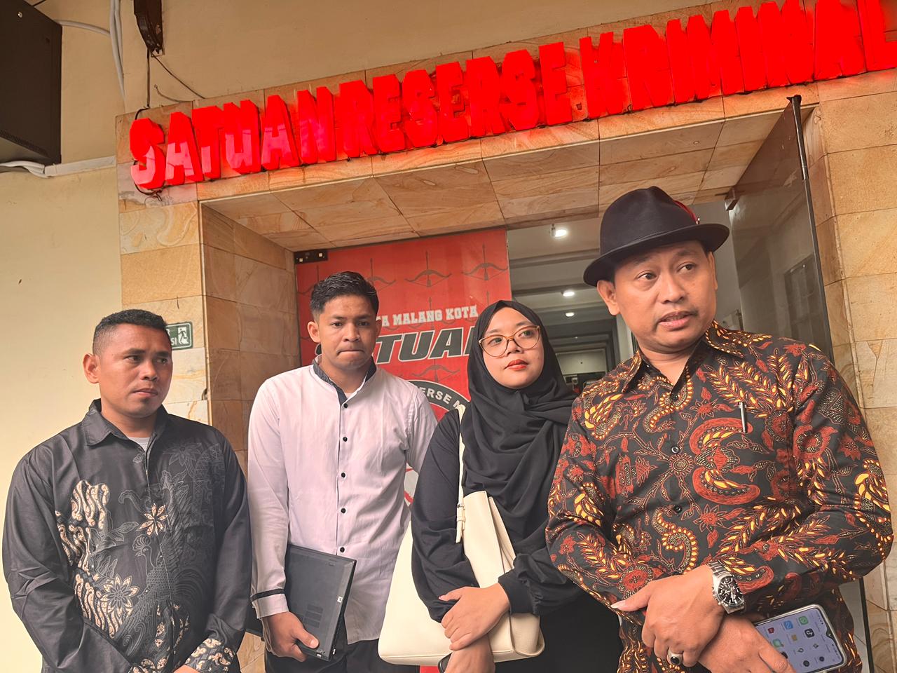 Sahara (dua dari kanan) didampingi kuasa hukumnya menemui wartawan setelah diperiksa di Mapolresta Malang Kota pada Jumat (17/10) sore. (Nahdiatul Affandiah/Radar Malang)
