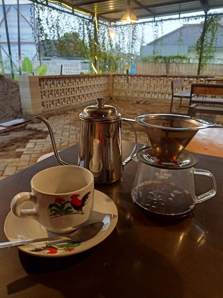 HIDDEN GEM: Pos Kopi Endul, kafe yang punya konsep yang hangat dengan nuansa hijau dari tanaman-tanaman yang menghiasi setiap sudutnya.