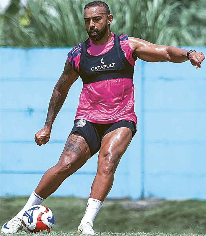 PUNYA STATISTIK BAGUS: Dalberto Luan Belo mengasah finishing dalam sesi latihan Arema FC di ARG Soccer Field, Lawang.