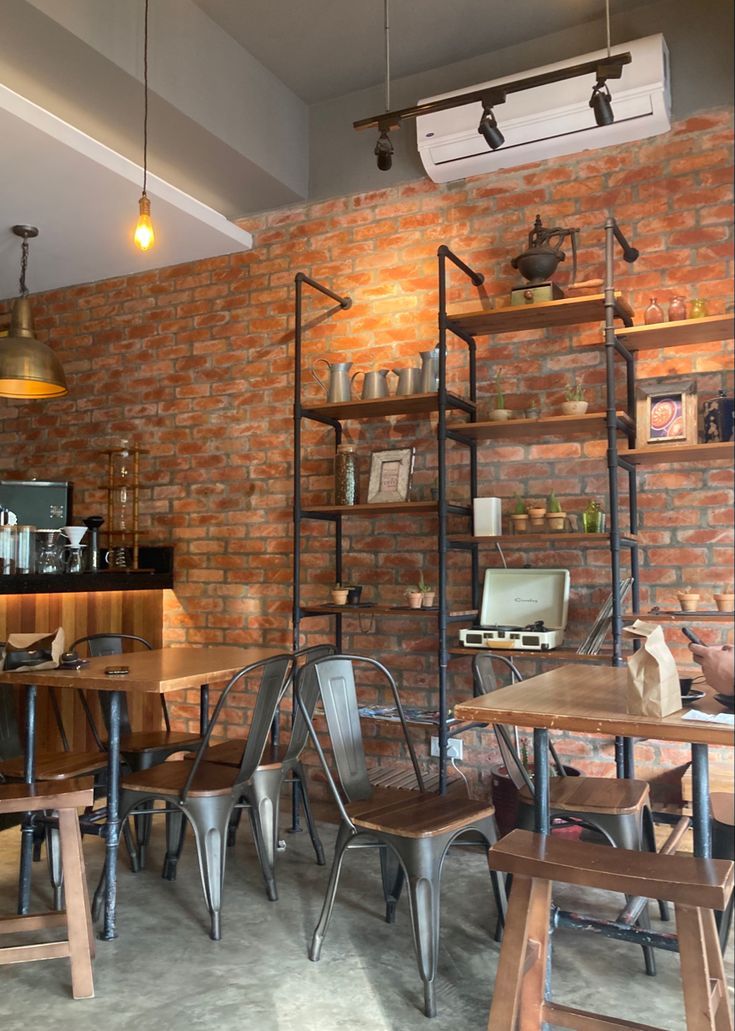 HANGAT: Suasana malam di kafe 24 jam Batu yang selalu ramai dan nyaman untuk nongkrong.
