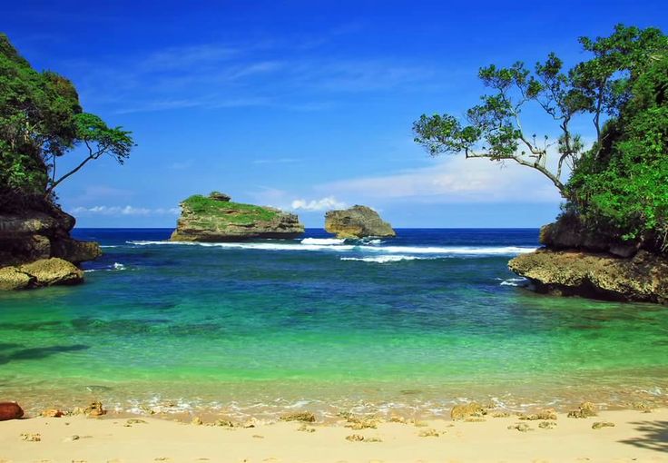 MENAWAN: Panorama Pantai Ngliyep yang memukau dengan tebing curam dan deburan ombak khas selatan.
