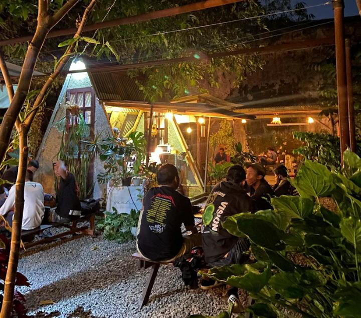 LUXURIOUS: Hambre Coffee, salah satu spot tempat asik di Malang buat nongkrong favorit mahasiswa