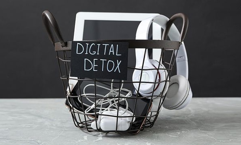 Digital detox memberi jeda dari media sosial dan notifikasi digital
