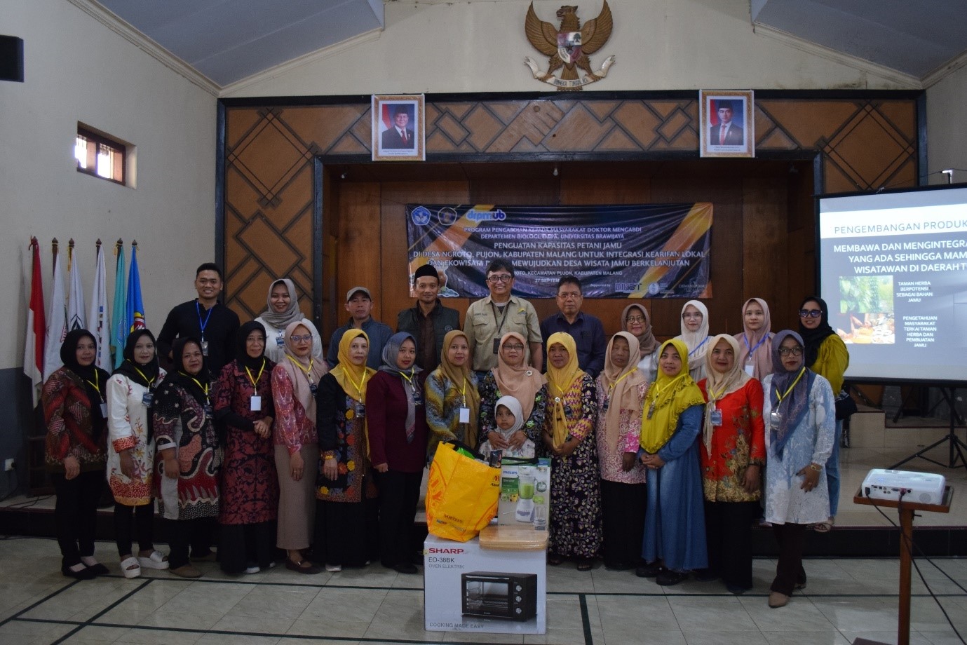 BENTUK DUKUNGAN: Penyerahan peralatan produksi jamu sederhana dan foto bersama peserta dan tim.