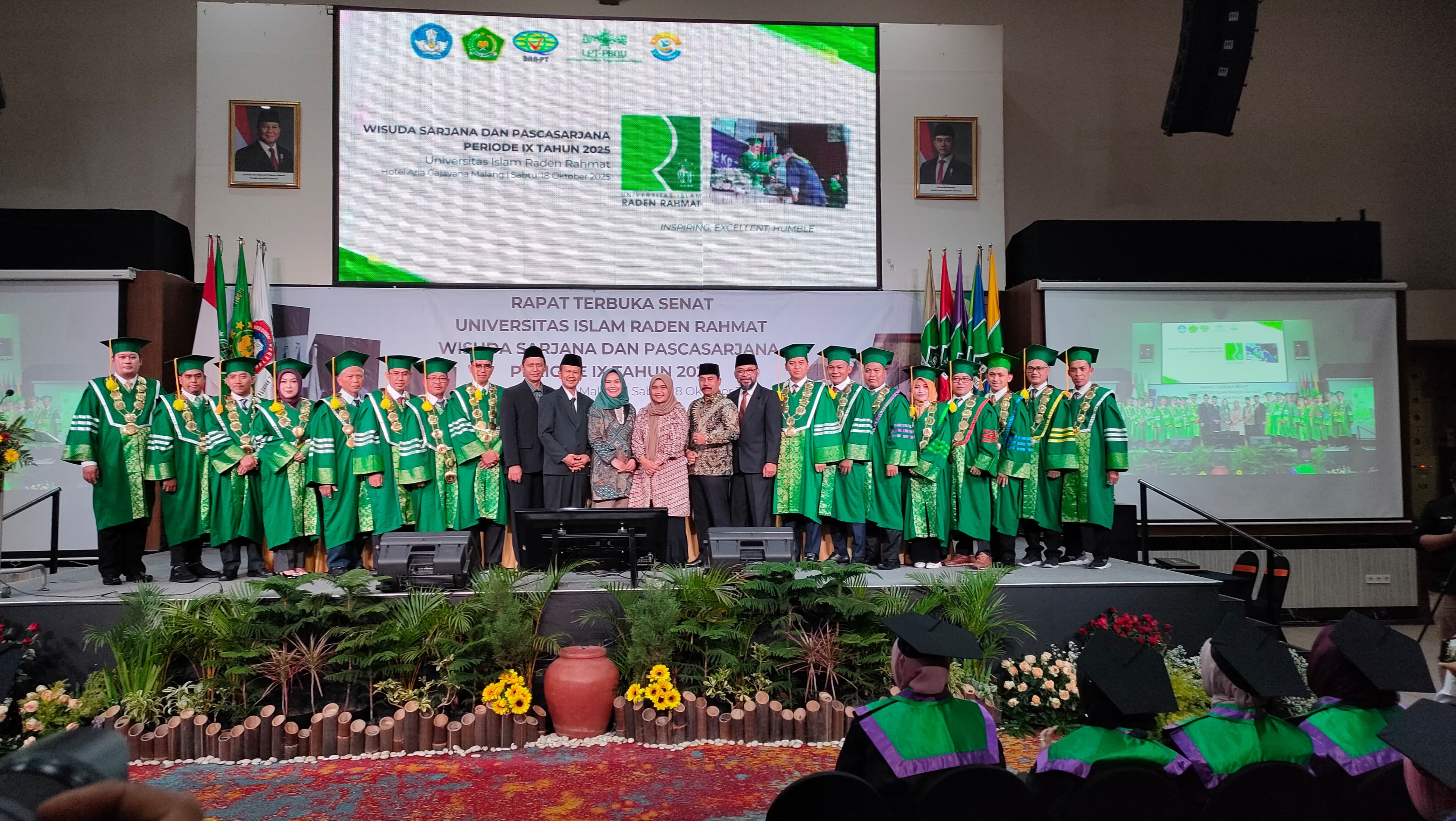 UNGGUL: Universitas Islam Raden Rahmat (Unira) Malang kembali mencetak sejarah dengan mewisuda 425 lulusan dari lima fakultas dan program pascasarjana. Prosesi wisuda yang berlangsung penuh khidmat .