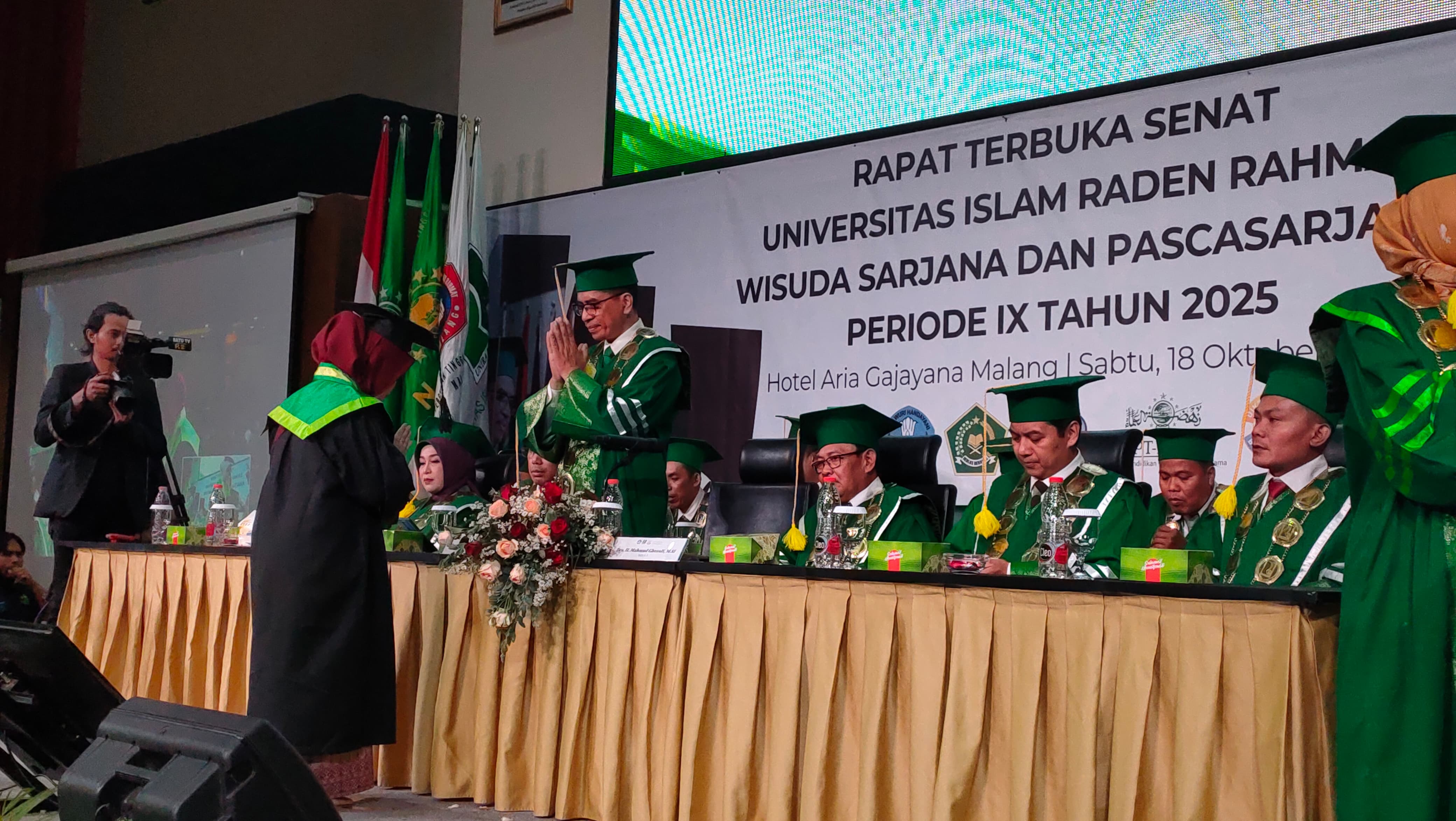 KHIDMAT: Suasana wisuda Universitas Islam Raden Rahmat (Unira) Malang.