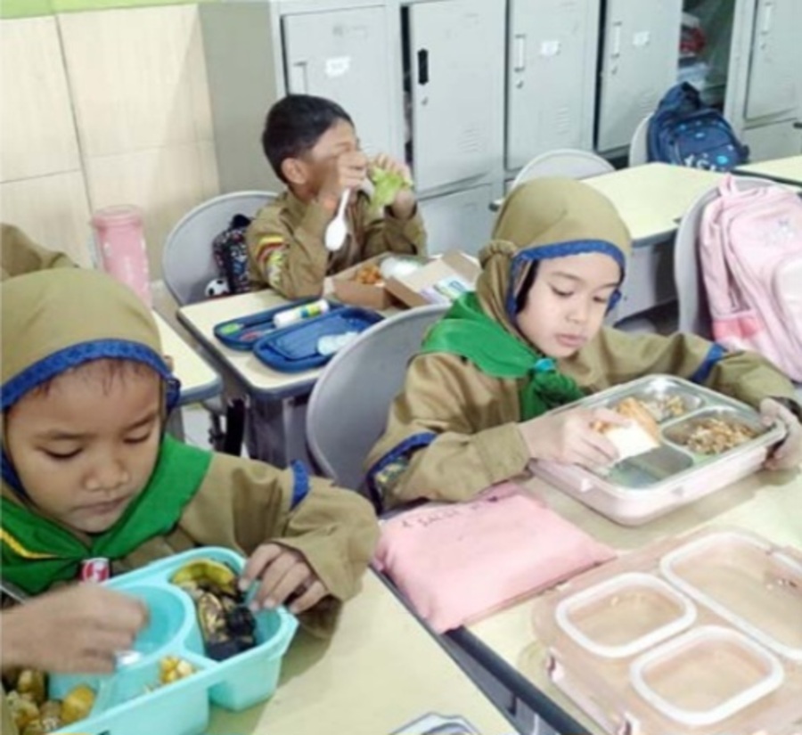 MENU SEHAT: Siswa-siswi SD Muhammadiyah 9 Kota Malang menikmati makan siang bersama di sekolah kemarin.