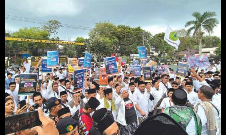 SAMPAIKAN ENAM TUNTUTAN: Ratusan warga dari Pengurus NU Kabupaten Malang, alumni santri Ponpes Lirboyo dan alumni santri ponpes lainnya mendatangi Polres Malang untuk menyampaikan aspirasi kemarin