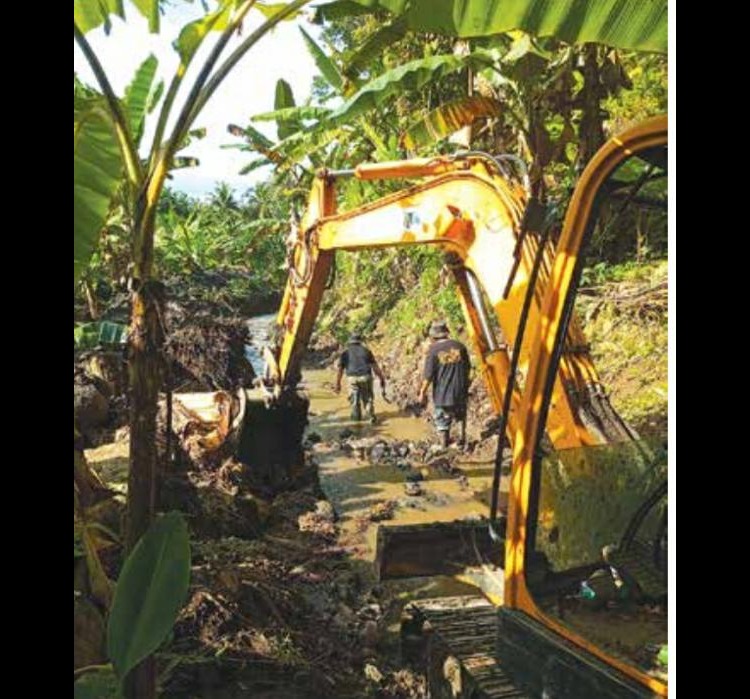 SEJAK 8 OKTOBER: Anggota Kodim 0818/Malang-Batu bersama warga bergotong royong melakukan pengerukan di Sungai Lebaksari, Desa Lebakharjo, Kecamatan Ampelg