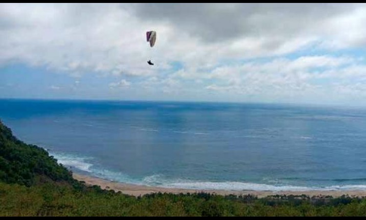 DIUPAYAKAN PEMKAB: Bukit Waung di Pantai Modangan, Desa Sumberoto, Kecamatan Donomulyo termasuk dalam area blank spot.