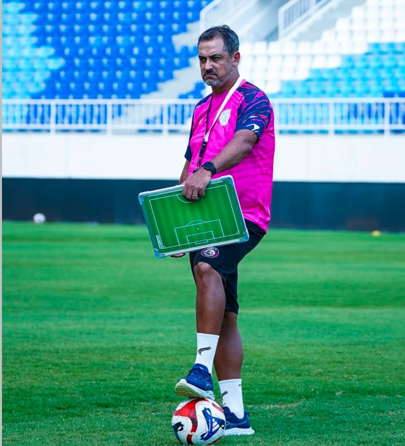 FOKUS CURI POIN: Pelatih Kepala Arema FC Marcos Santos memantau latihan penggawa tim di Stadion Kanjuruhan, Kamis lalu (16/10).
