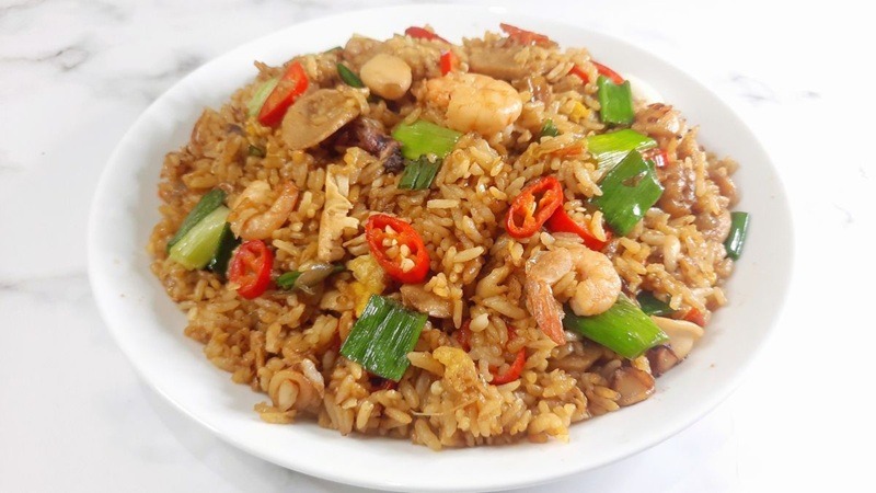 ENAK: Nasi goreng seafood gurih dan lezat