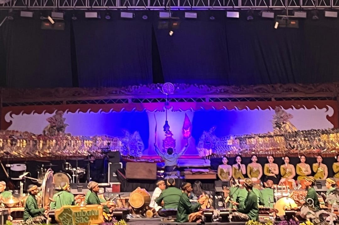 MENARIK PERHATIAN: Pertunjukan wayang kulit dalam ranga memperingati HUT Ke-14 Kota Batu, Jumat malam (17/10).