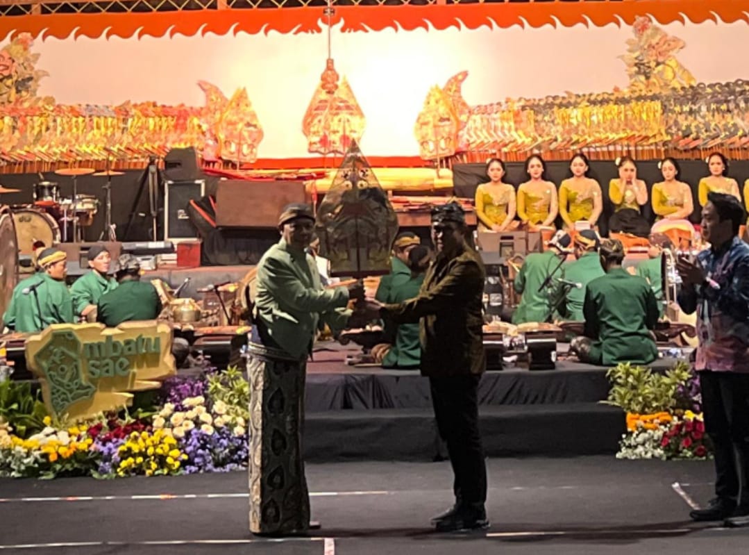 SERAHKAN GUNUNGAN: Wali Kota Baty Nurochman (kanan) menyerahkan wayang gunungan kepada dalang Ki Minto Darsono sebelum pertunjukan dimulai.