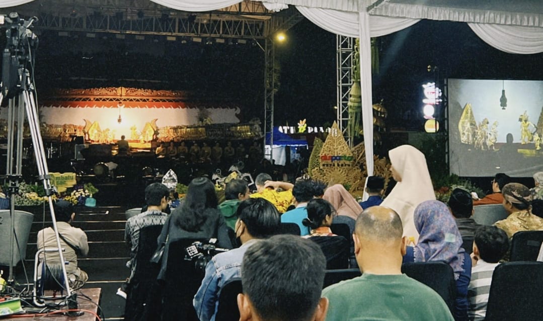 MENIKMATI: Para penonton tetap setia menonton wayang  meski waktu sudah larut malam.