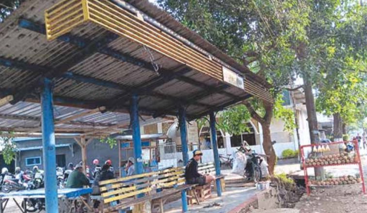 BELUM DIANGGARKAN: Halte H M. Sunan di Jalan Raya Penarukan, Kepanjen tampak kurang terawat. Banyak bagian catnya yang mengelupas.