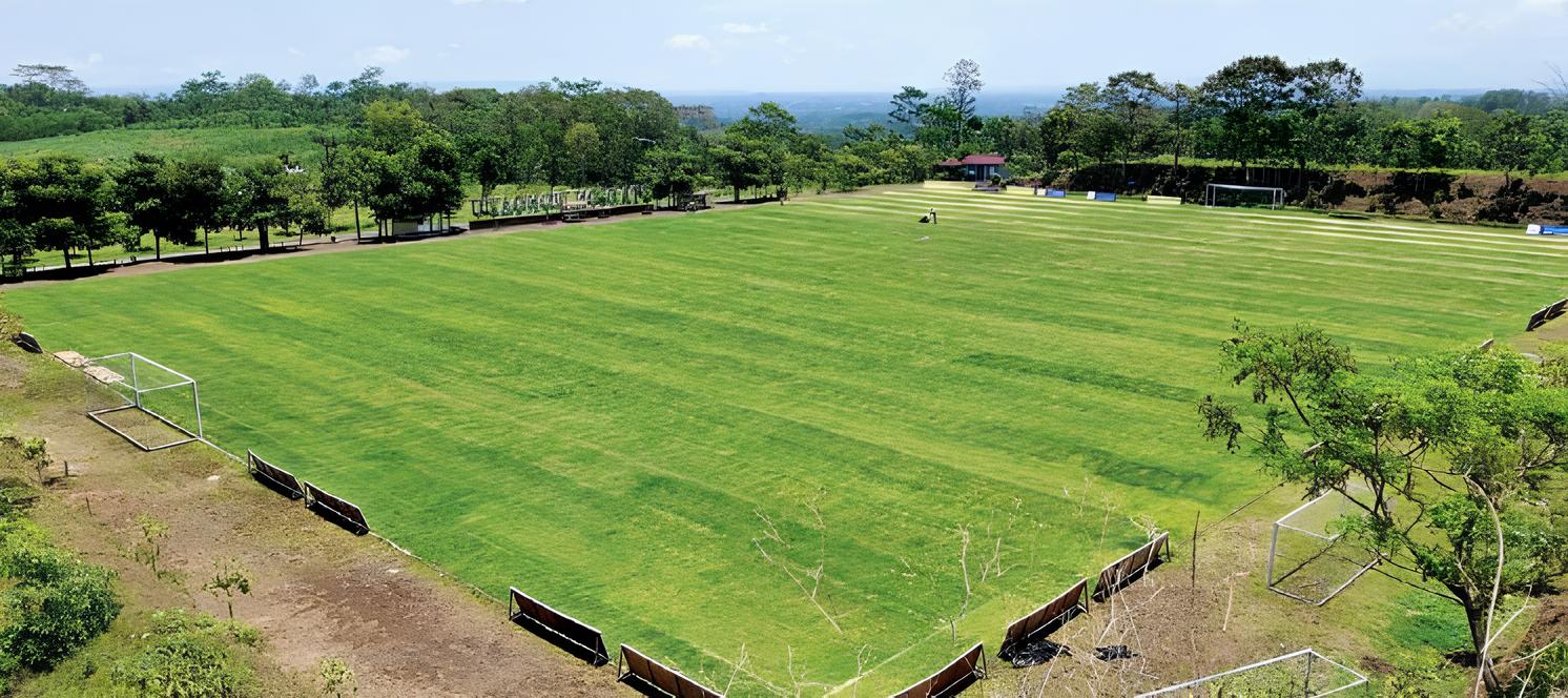TUNGGU ANGGARAN: Stadion Wonoayu di Desa Wonoayu, Kecamatan Wajak dibangun sejak 2017 lalu. Proses pembangunannya rampung setahun setelahnya.