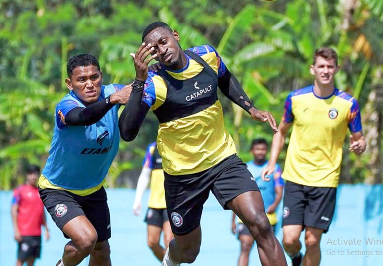 HARUS KERJA KERAS: Matheus Blade (kanan) berebut bola dengan Bayu Setiawan dalam sesi latihan di ARG Soccer Field Lawang.