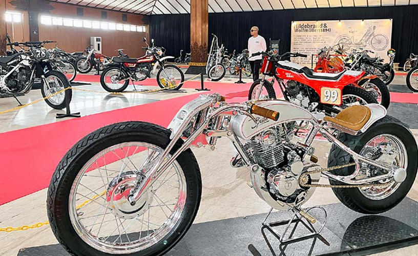 KREATIF: Beberapa motor custom dipajang di gedung Taman Krida Budaya Jawa Timur, Jalan Soekarno-Hatta kemarin (18/10)