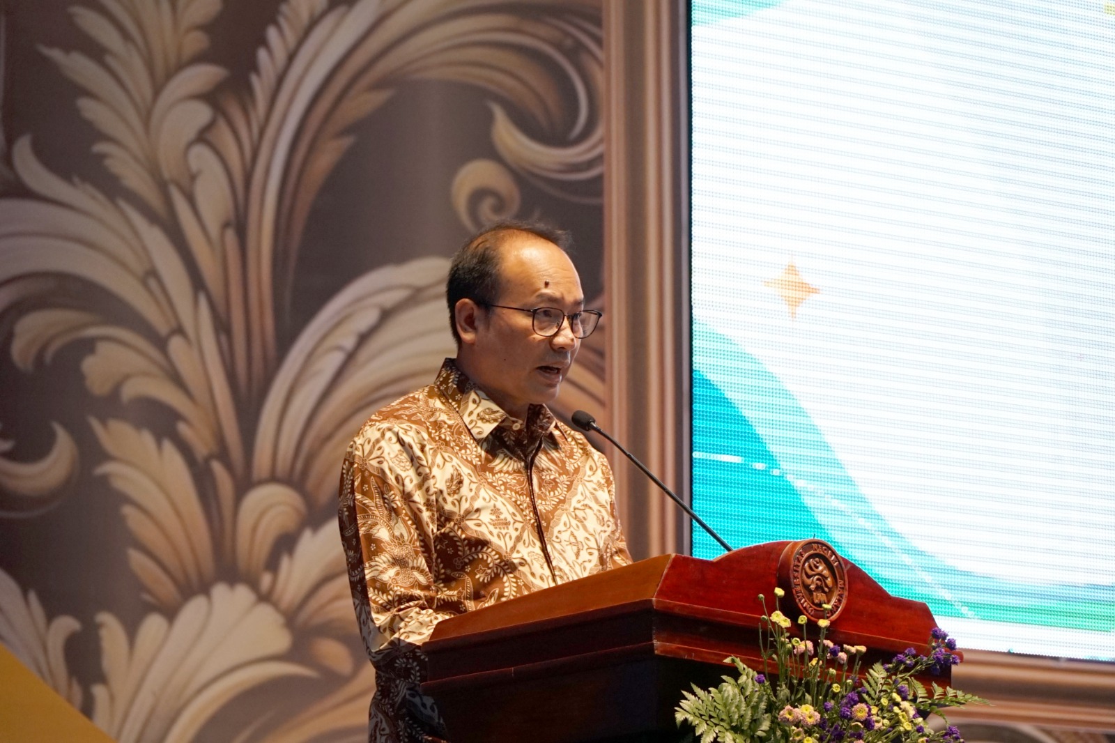 BERDAMPAK: Direktur Diseminasi dan Pemanfaatan Sains dan Teknologi Kemendiktisaintek Prof Dr Eng Yudi Darma SSi MSi menyampaikan orasi ilmiah kemarin.