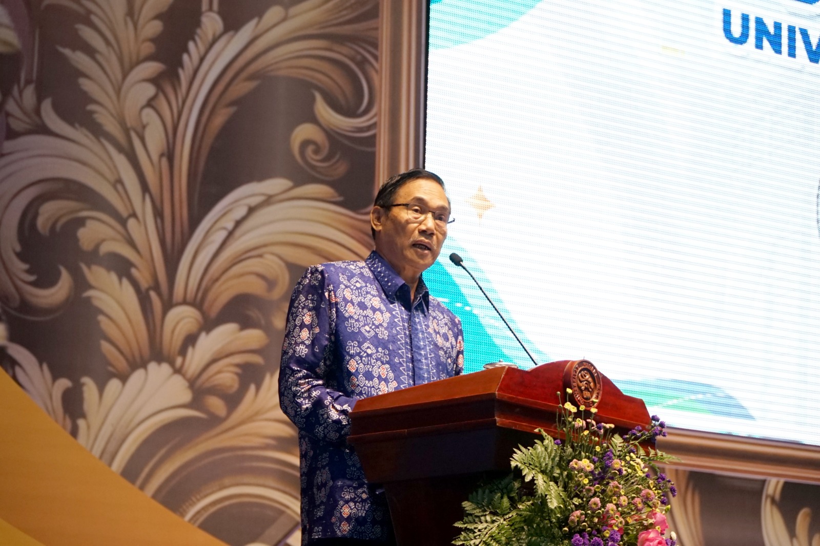 OPTIMISTIS: Rektor UM Prof Dr Hariyono MPd memaparkan sambutan Dies Natalies Ke-71 UM kemarin.