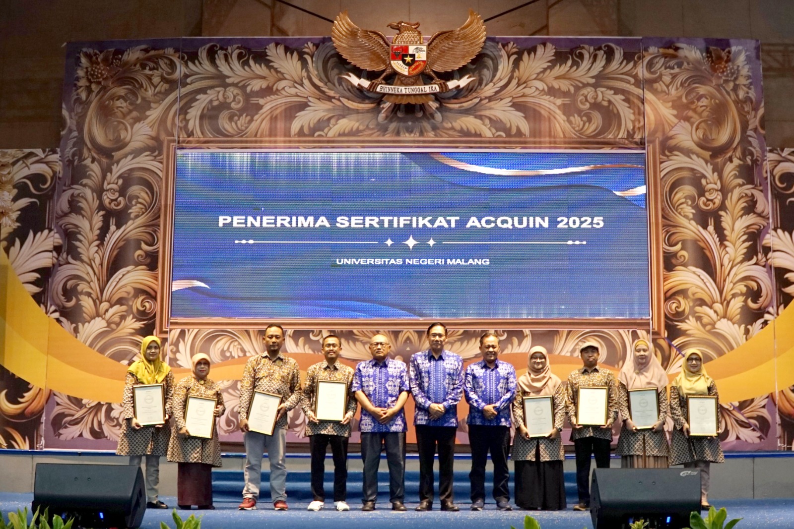 KOMPAK: Rektor UM Prof Dr Hariyono MPd bersama penerima sertifikat ACQUIN 2025 dalam Dies Natalis Ke-71 Tahun UM kemarin