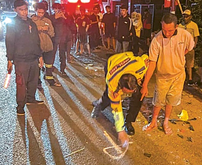 KURANG HATI-HATI: Petugas Satlantas Polres Malang melakukan olah TKP di lokasi kecelakaan di depan Kampus ITN 2, Jalan Raya Losawi, Singosari, kemarin (19/10) dini hari.