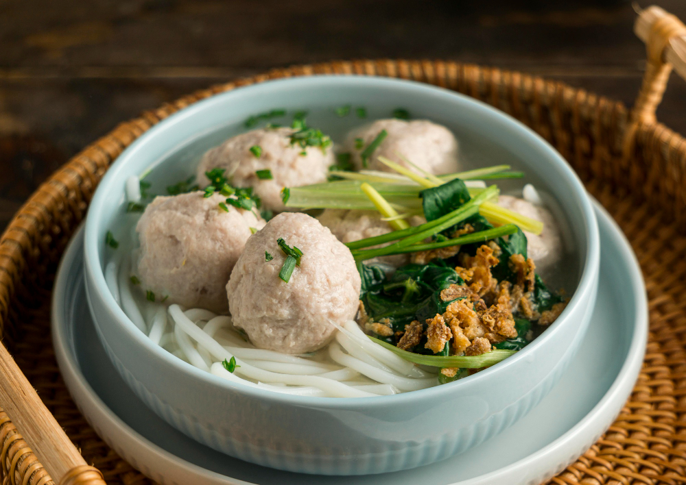 NIKMAT: enaknya menyantap makanan hangat dikala musim hujan seperti ini.