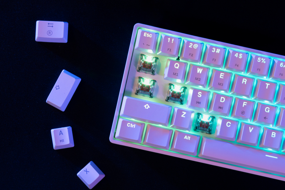 BIKIN BETAH: Keyboard mechanical yang nyaman, memiliki sensasi mengetik yang empuk, suara klik yang memuaskan, dan desain ergonomis.