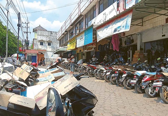 BELUM MAKSIMAL: Kendaraan roda dua berjajar di tempat parkir Pasar Singosari. Realisasi PAD dari retribusi parkir masih Rp 3,2 miliar.