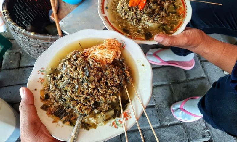 LEZAT: seporsi lontong kupang lengkap dengan lentho dan sate kerang