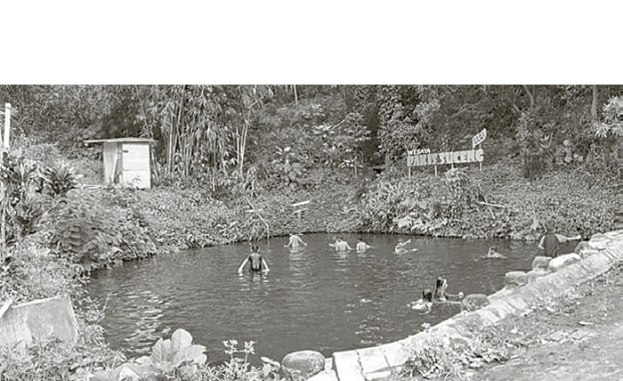 SEPI: Sejumlah warga menikmati wisata Sumber Pakis Suceng di Desa Langlang, Kecamatan Singosari, kemarin.