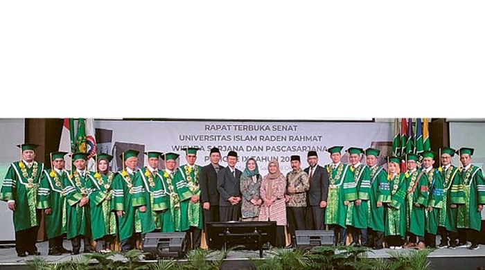 KHIDMAT: Universits Islam Raden Rahmat (Unira) mengukuhkan 425 wisudawan di Hotel Aria Gajayana, Sabtu (18/10).