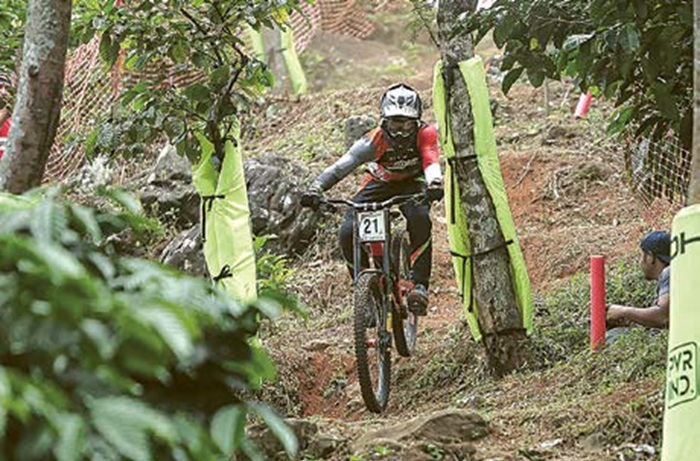 TANTANGAN BERBEDA : Downhiller dari kelas Men Elite M. Abdul Hakim beradaptasi dengan Klemuk Bike Park sepekan sebelum final 76 Indonesian Downhill.