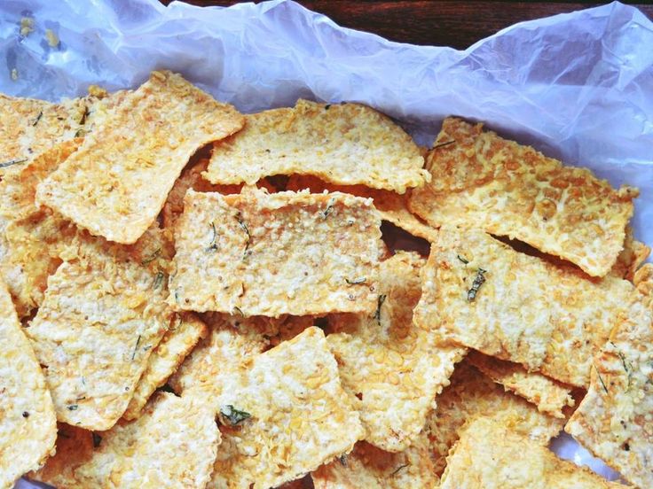 RENYAH: keripik tempe menjadi salah satu oleh-oleh yang harus dibawa dari Kota Malang.