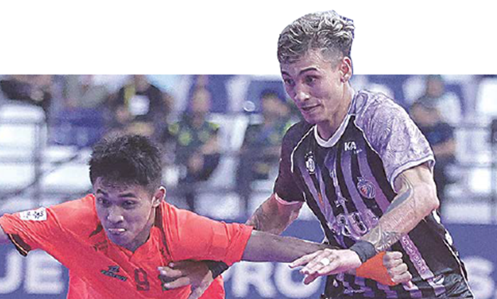 ON FIRE: Ala Unggul FC Malang Andres Josue Teran (kanan) berusaha melewati pemain Kuda Laut Nusantara dalam laga pekan ke-3 PFL, 18 Oktober lalu.