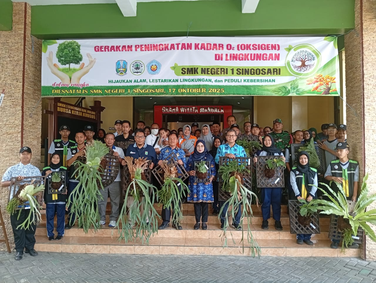 FULL SUPPORT : Plt. Kepala Cabdindik wilayah Kabupaten Malang Dr Indiyah Nurhayati MPd (tengah) bersama Kepala Sekolah Sumardi SPd MM menghijaukan lingkungan SMKN 1 Singosari menuju Adiwiyata Nasional