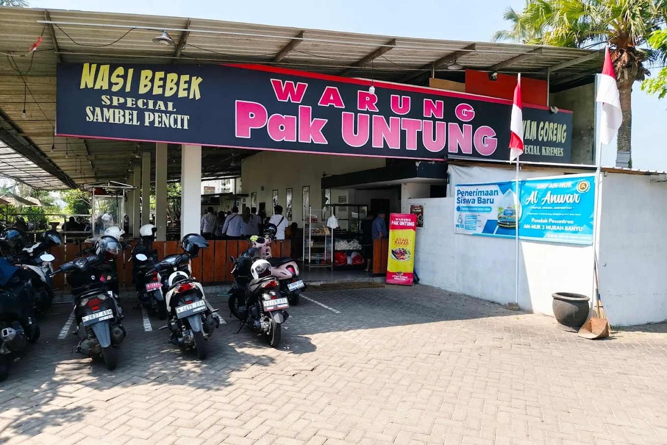 NYAMAN: Warung Pak Untung Bululawang, warung dengan suasana yang sederhana namun nyaman untuk makan bersama keluarga.
