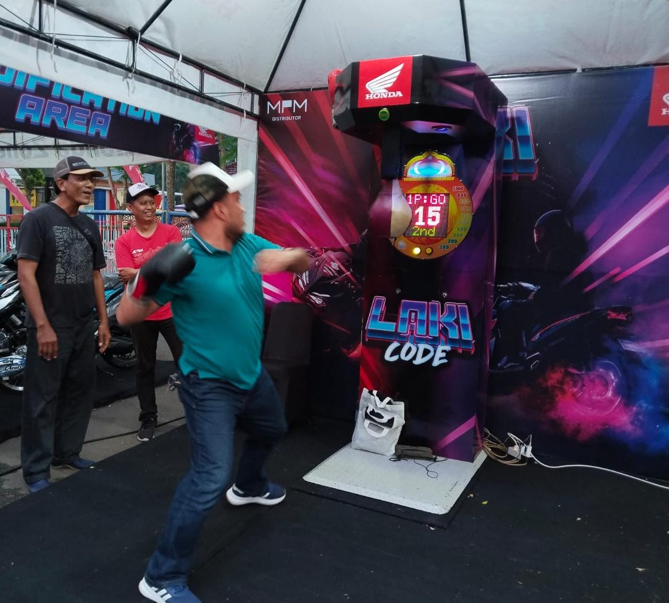 SERU: Salah satu permainan yang jadi hiburan pengunjung.