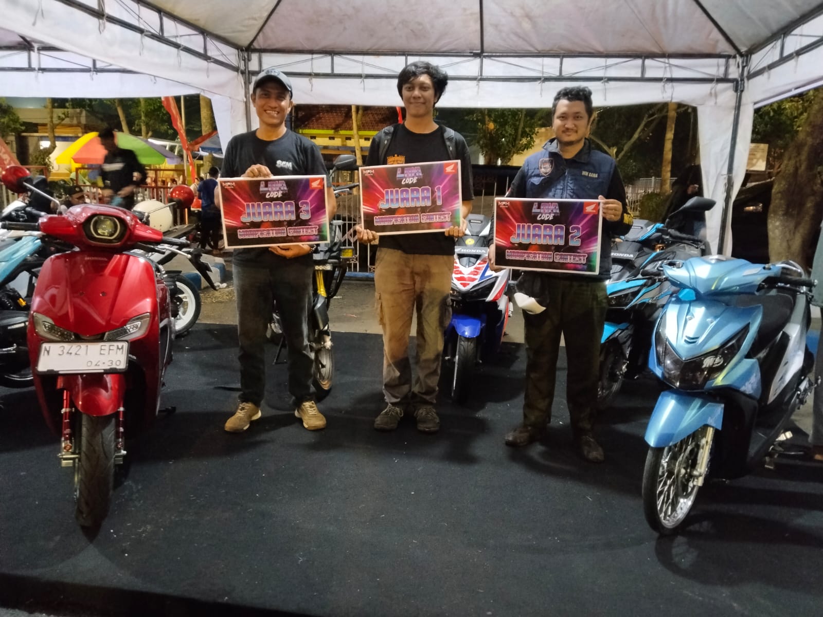 PARA JUARA: Sejumlah peserta yang mendapatkan prestasi di ajang lomba.