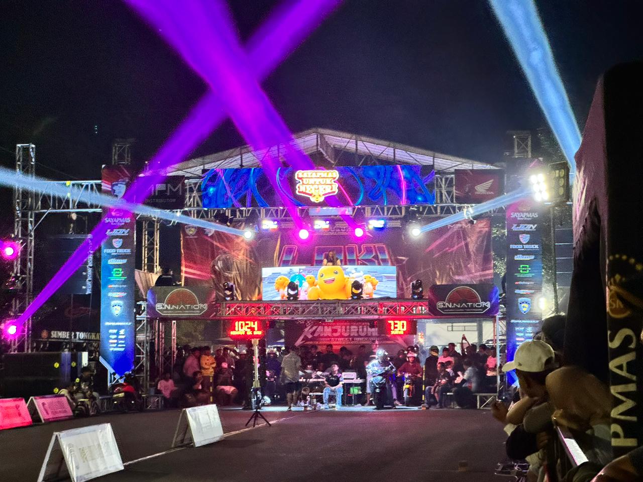 SEMARAK: Antusiasme tinggi dari pecinta motor sport Honda terlihat jelas di Halaman Stadion Kanjuruhan, Malang, saat gelaran &ldquo;Laki Code&rdquo; berlangsung meriah pada Sabtu (18/10).