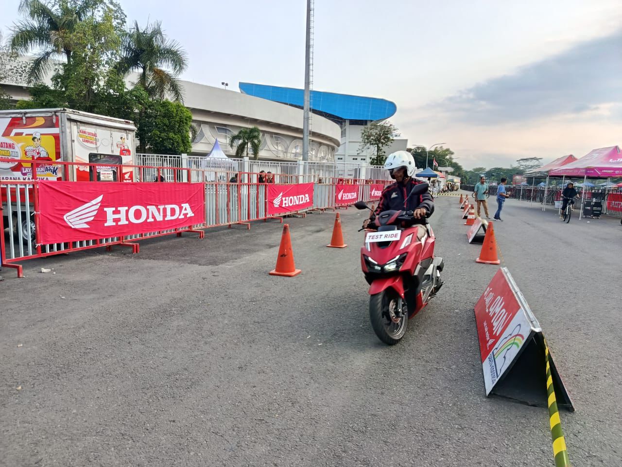 EDUKATIF: Sesi MC Games dan Product Knowledge juga berhasil menghibur sekaligus memberikan edukasi kepada pengunjung tentang fitur dan teknologi unggulan motor Honda.